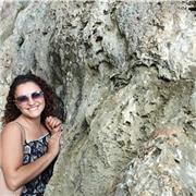 Insegnante doposcuola italiano impartisce lezioni per ragazzi di ogni grado